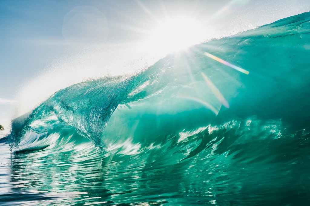 Vague symbolisant un moment de chaos, de remise en question, mais laissant entrevoir les rayons du soleil.
Pensée positive, après la pluie le beau temps.